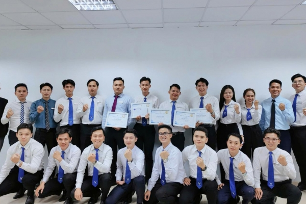 VF SÀI GÒN VINH DANH KHEN THƯỞNG TƯ VẤN BÁN HÀNG XUẤT SẮC THÁNG 12